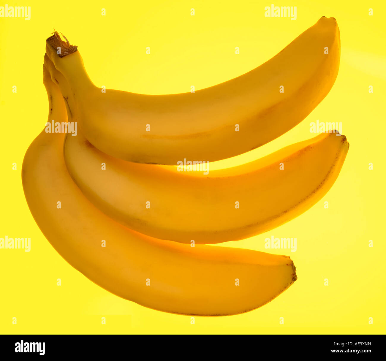 3 Bananen auf gelbem Hintergrund Stockfoto