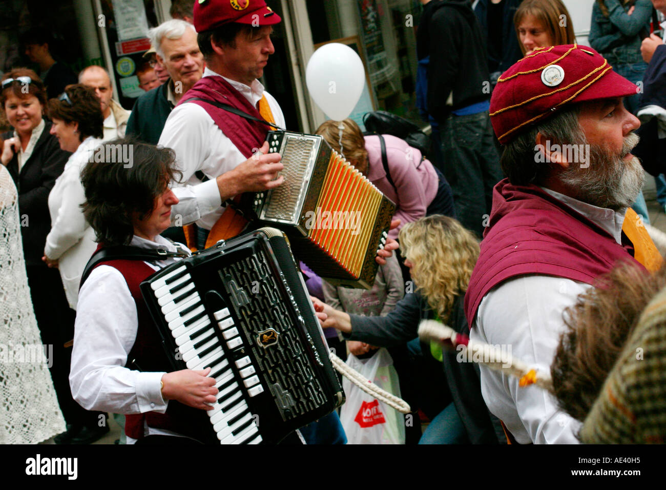 Morris Dance Prozession durch das Stadtzentrum von Ely Stockfoto