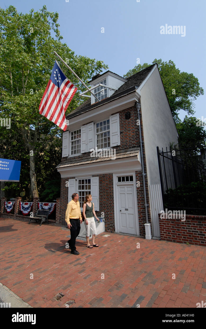 Betsy Ross House paar vorbei mod Rel Philadelphia Pennsylvania PA USA Stockfoto