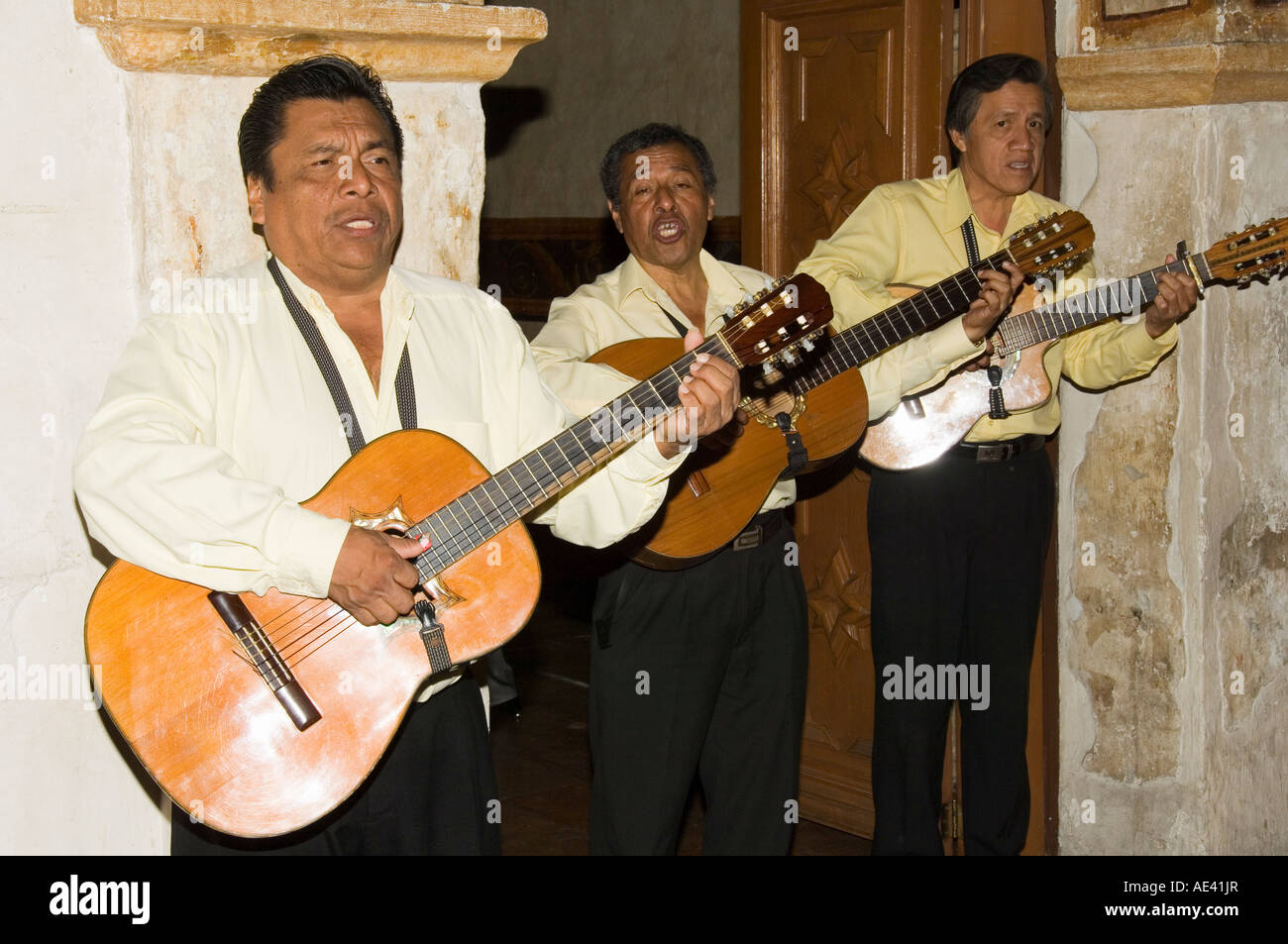 Gitarristen spielen im Camino Real Hotel, Stadt Oaxaca, Oaxaca, Mexiko Stockfoto