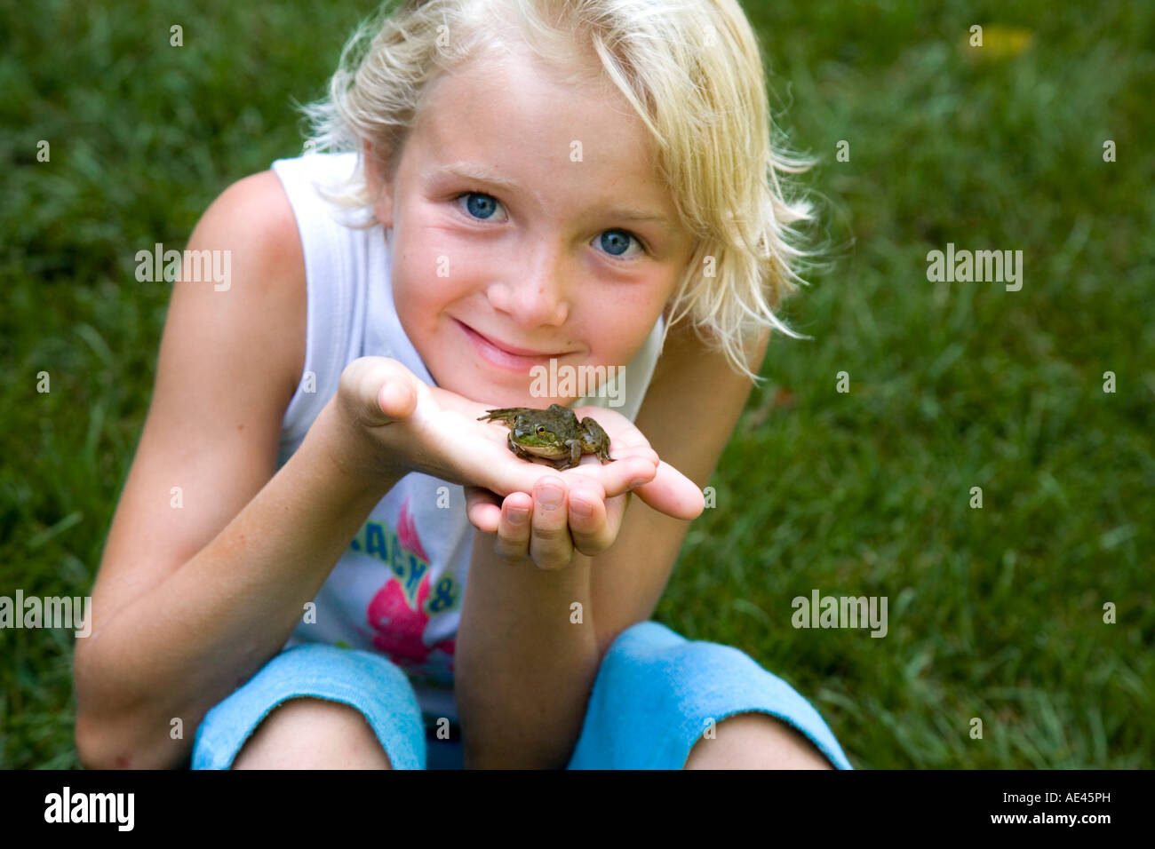 Kaukasische Mädchen 10 hält einen Frosch Stockfoto