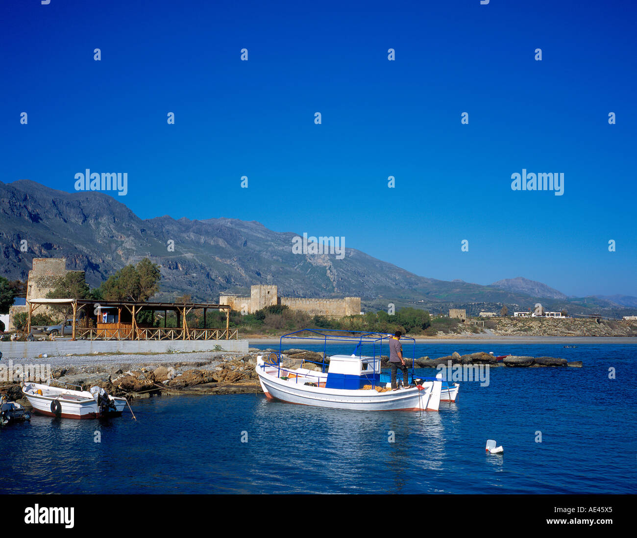 Boote an der felsigen Südküste mit der Burg von Frangokastello Kreta Griechenland Europa. Foto: Willy Matheisl Stockfoto