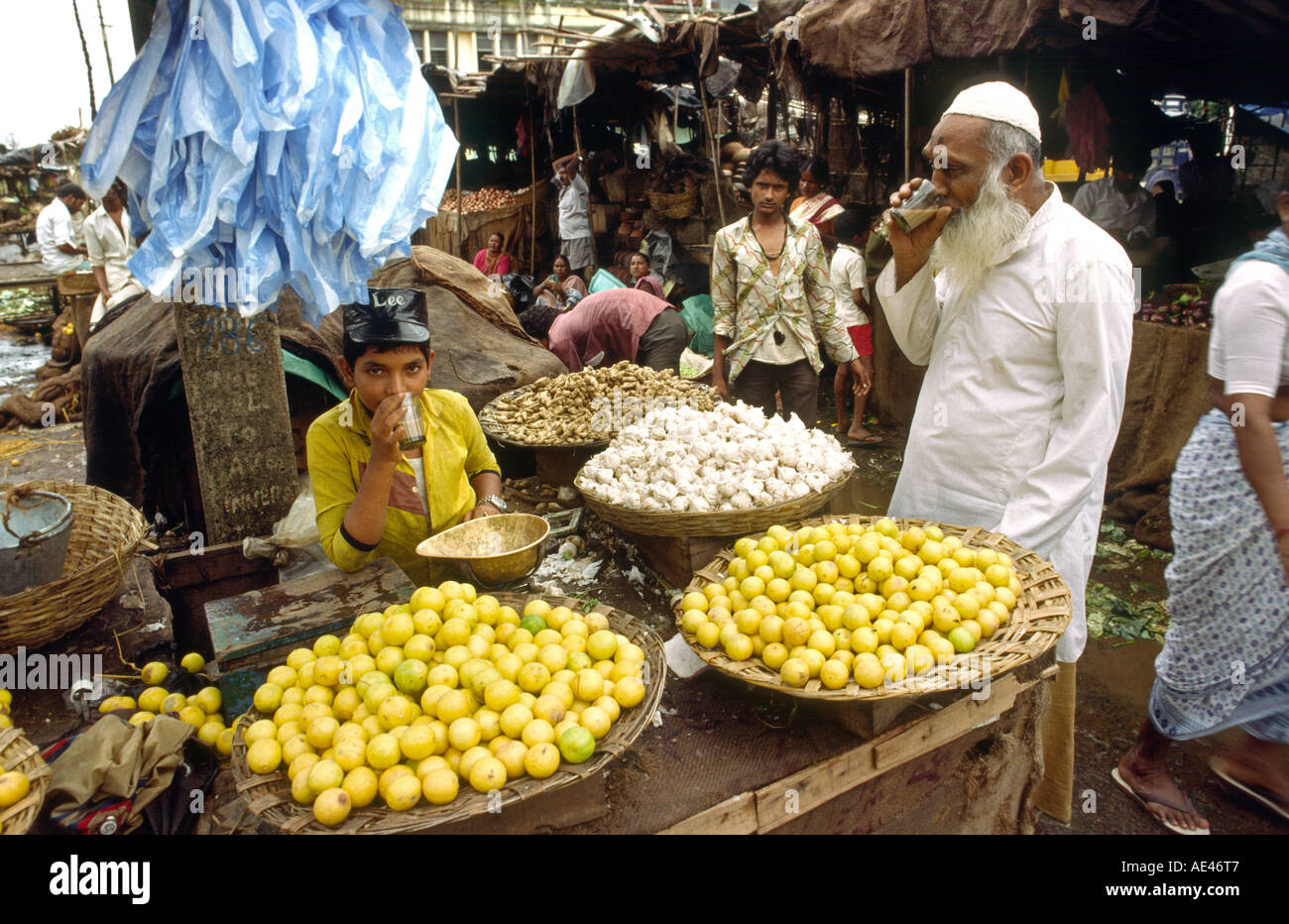 Indien Goa Vasco de Gama muslimischen Mann mit jungen Gemüse Stall Chai Tee zu trinken Stockfoto