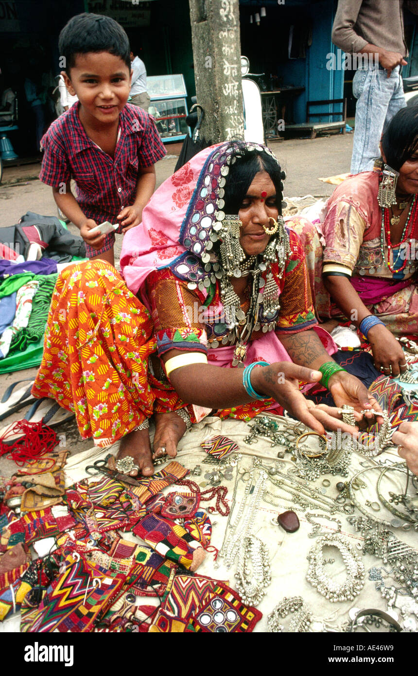 Indien Goa Mapusa Markt Banjara Stammesfrauen Schmuck stall Stockfoto