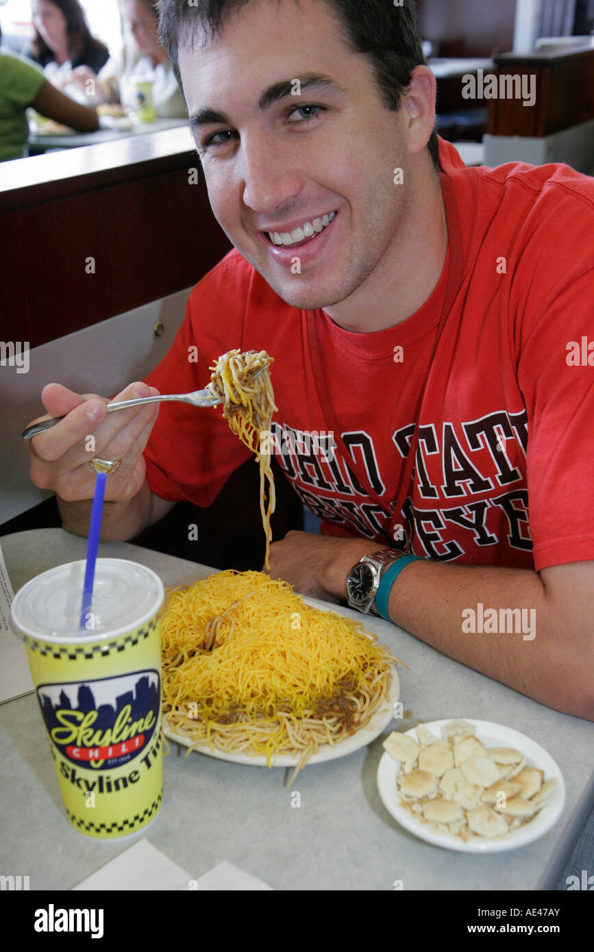 Cincinnati Ohio, Skyline Chili, Restaurant Restaurants Essen Essen Essen Essen Cafe Cafés, lächelnder Mann, Käse, Spaghetti, Essen, Getränke, Getränke, OH070727025 Stockfoto