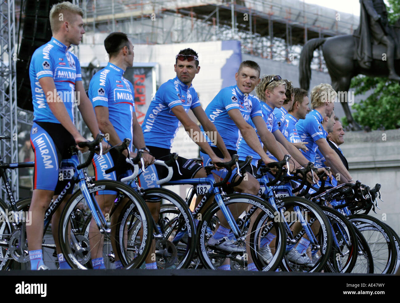 Die Milram Tour De France-Radsport-Team bei der Eröffnungsfeier des Rennens 2007 auf dem Londoner Trafalgar Square Stockfoto