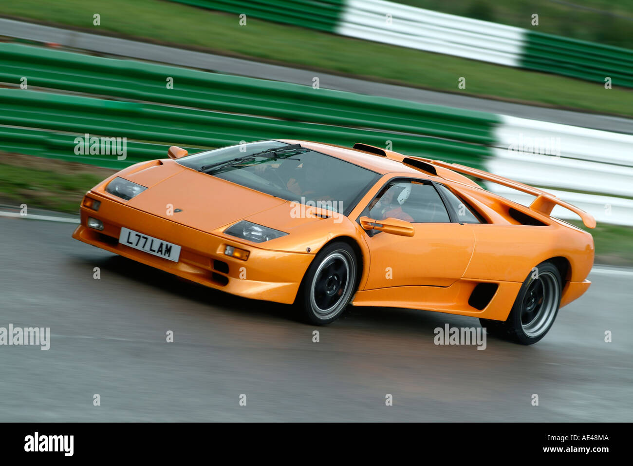 Orange Lamborghini Murcielago Italienische Sportwagen-Rennen auf einer Rennstrecke in Großbritannien. Stockfoto