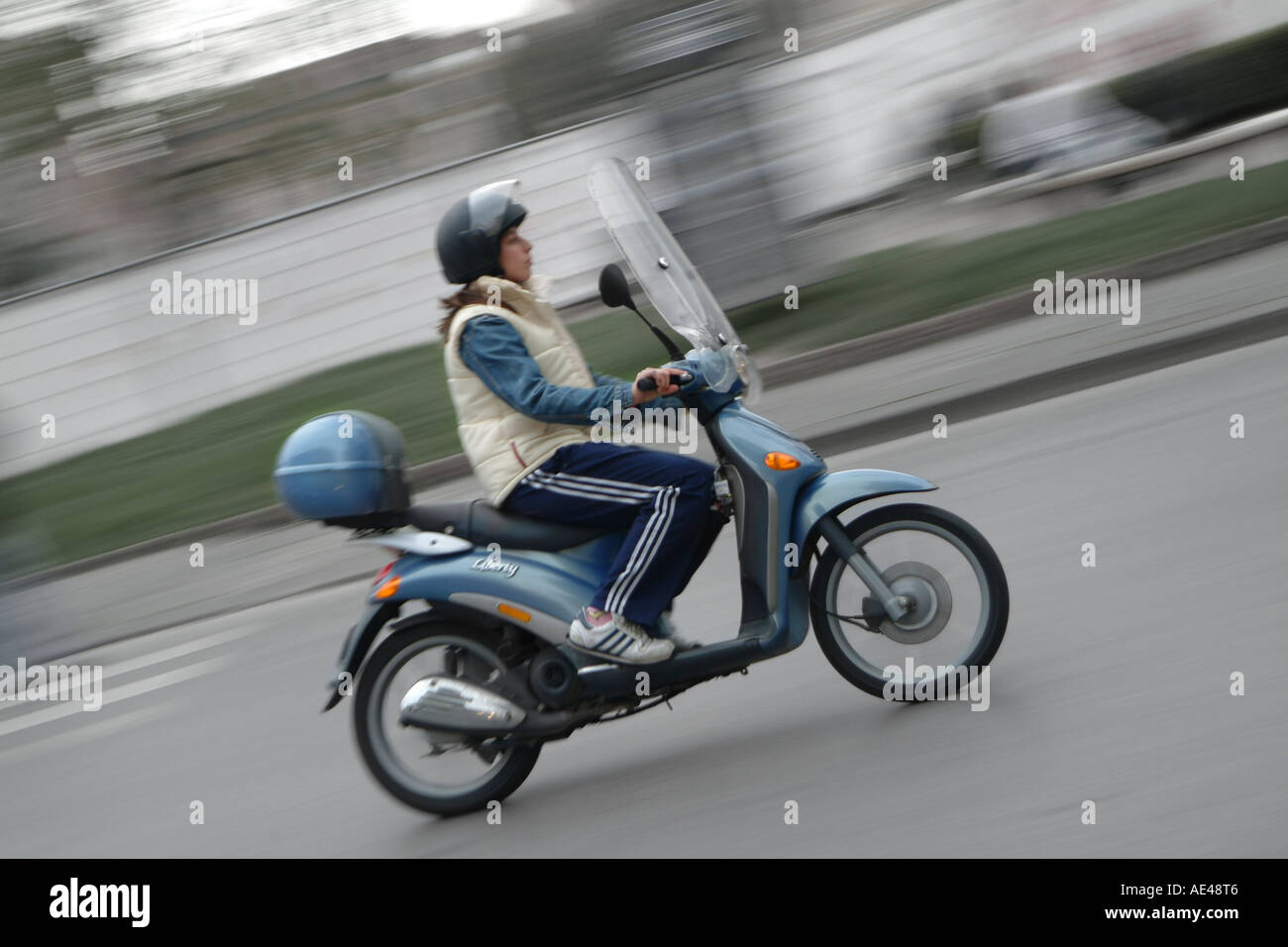 Person Reiten einen City Roller Piaggio Liberty, auf den Straßen von einer italienischen Stadt, Italien Stockfoto