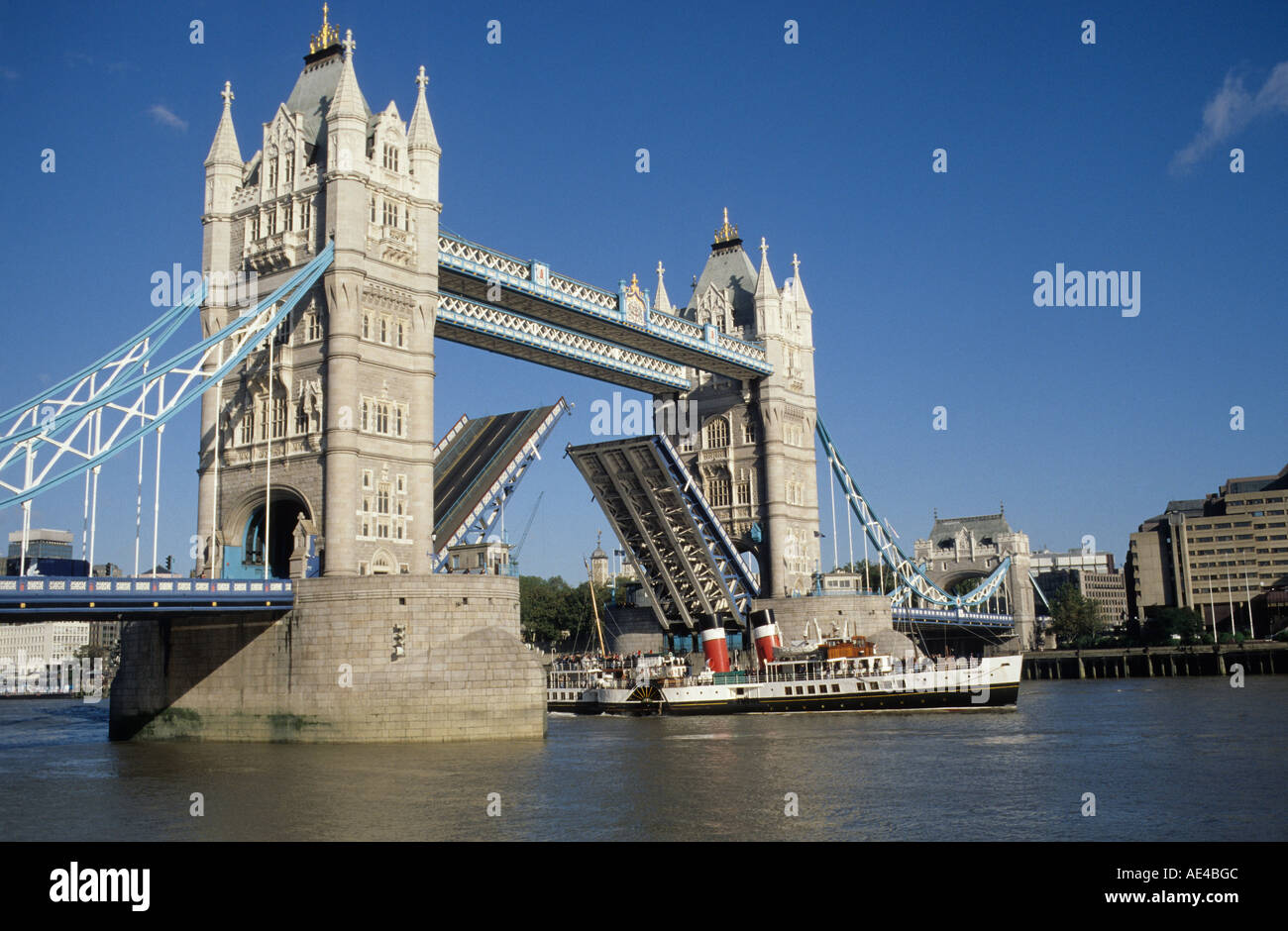 Paddel-Dampfer Waverley Tower Bridge auf der Durchreise Stockfoto