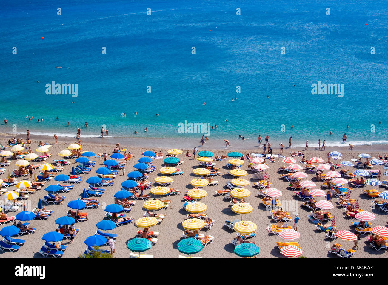 Luftaufnahme von Sonnenschirmen und Meer, Elli Beach, Rhodos Stadt, Rhodos, Dodekanes, griechische Inseln, Griechenland, Europa Stockfoto