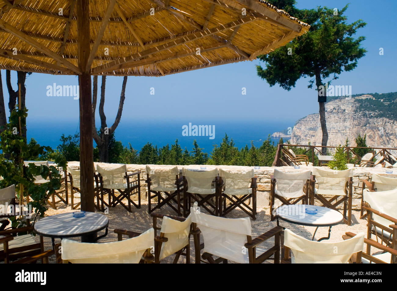 Die Sunset-Bar an der West Küste von Paxos mit Blick auf die dramatische Ermitis Cliffs, Paxos, Ionische Inseln, griechische Inseln, Griechenland Stockfoto