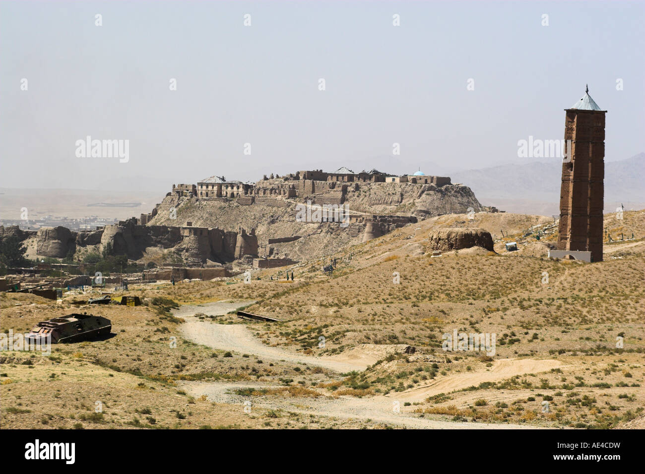 Militärische Friedhof & Minarette für Minarett von Jam, alten Stadtmauer und Zitadelle in den Hintergrund, Ghazni, Afghanistan, Asien Stockfoto