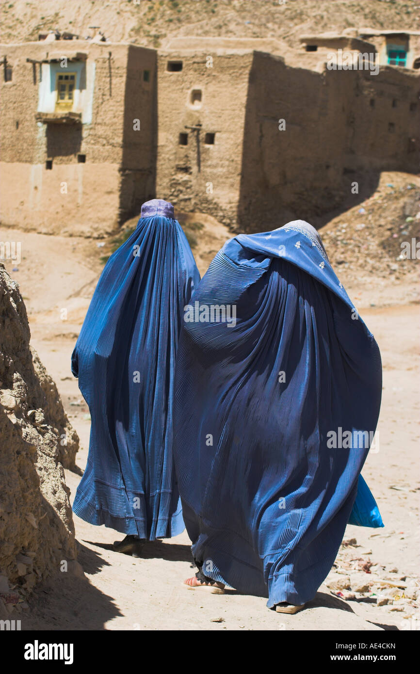 Damen tragen von Burkas Fuß in Richtung der Häuser innerhalb der alten Mauern der Zitadelle, Ghazni, Afghanistan, Asien Stockfoto