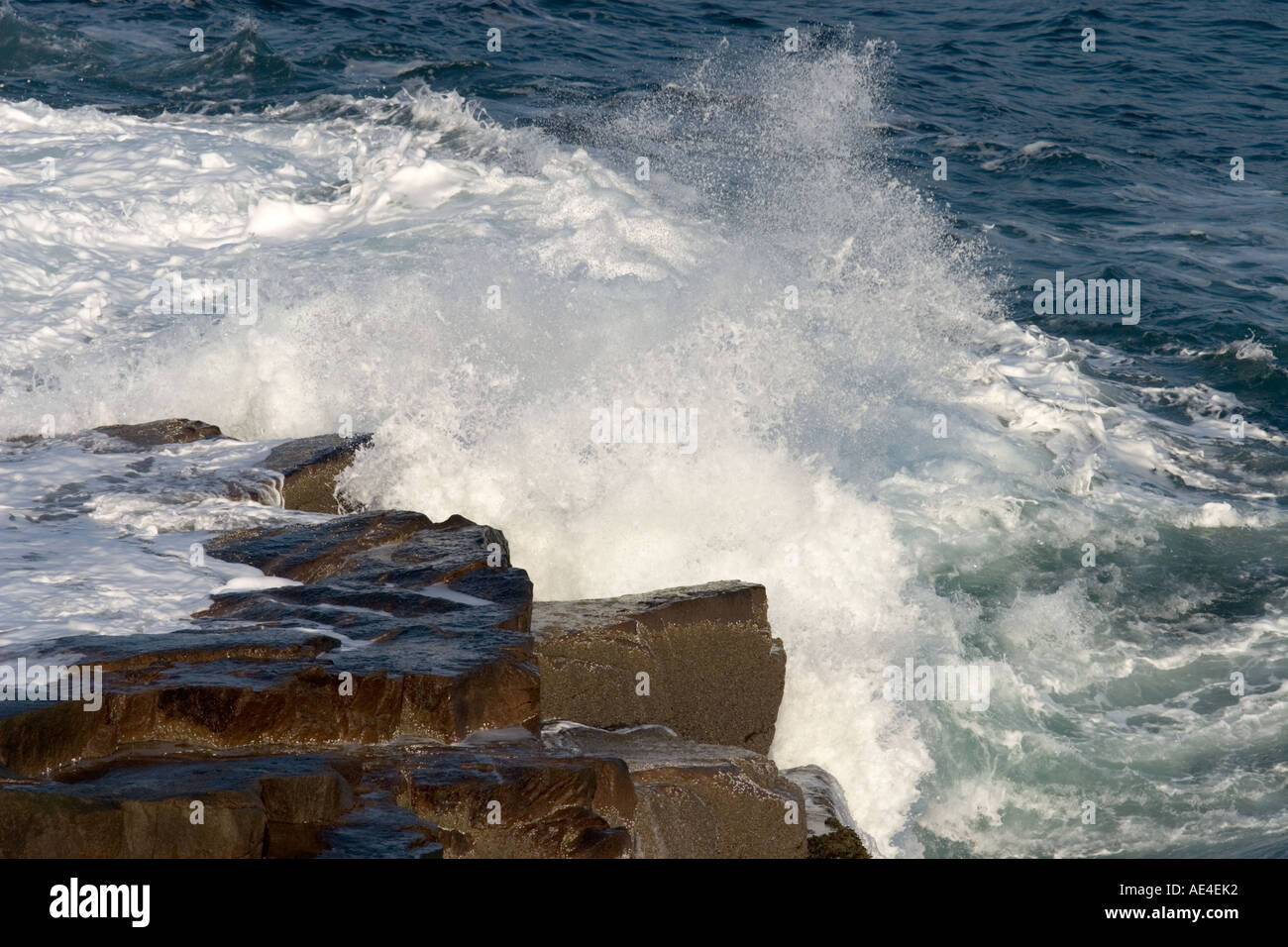 Welle, die entlang der Küste Klippen stürzt ab Stockfoto
