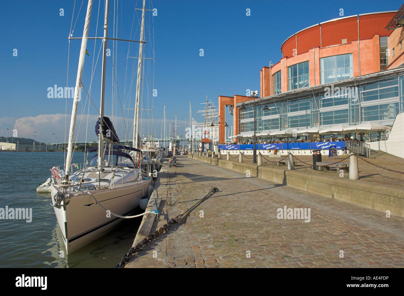 Moderne Yacht ankern neben dem Opernhaus, Göteborg, Göteborg Hafen, Schweden, Skandinavien, Europa Stockfoto