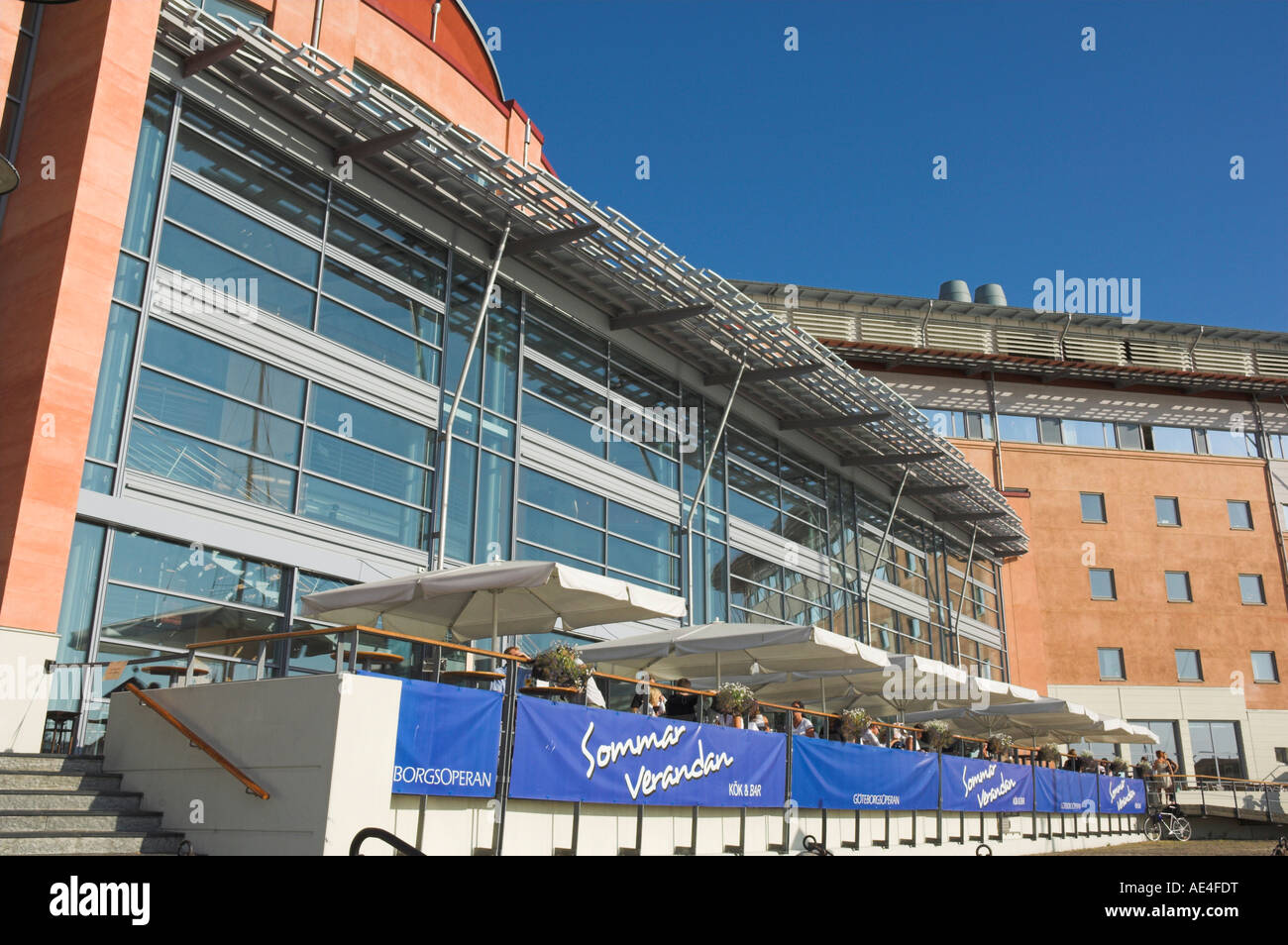 Speisen Sie auf der Sommerterrasse am Opernhaus, Göteborg, Göteborg Hafen, Schweden, Skandinavien, Europa Stockfoto