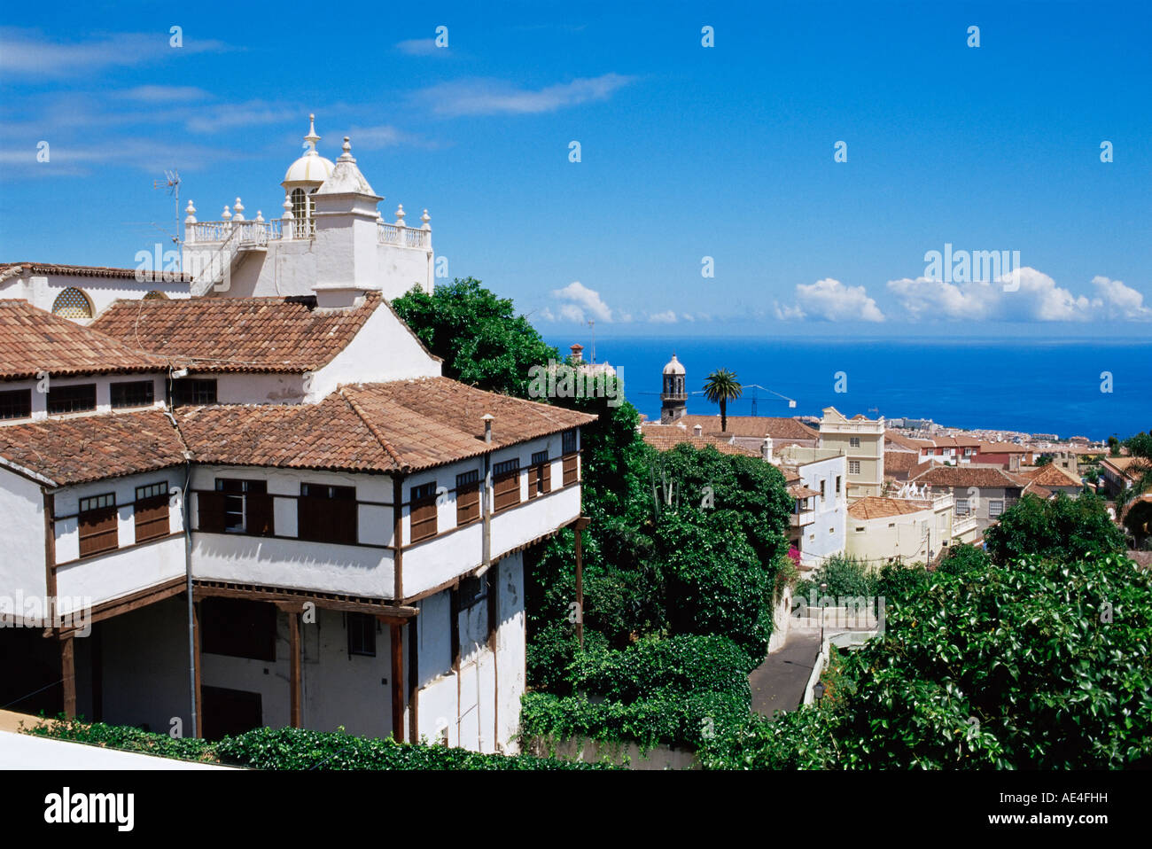 Häuser und Blick auf das Meer, La Orotava, Teneriffa, Kanarische Inseln, Spanien, Atlantik, Europa Stockfoto