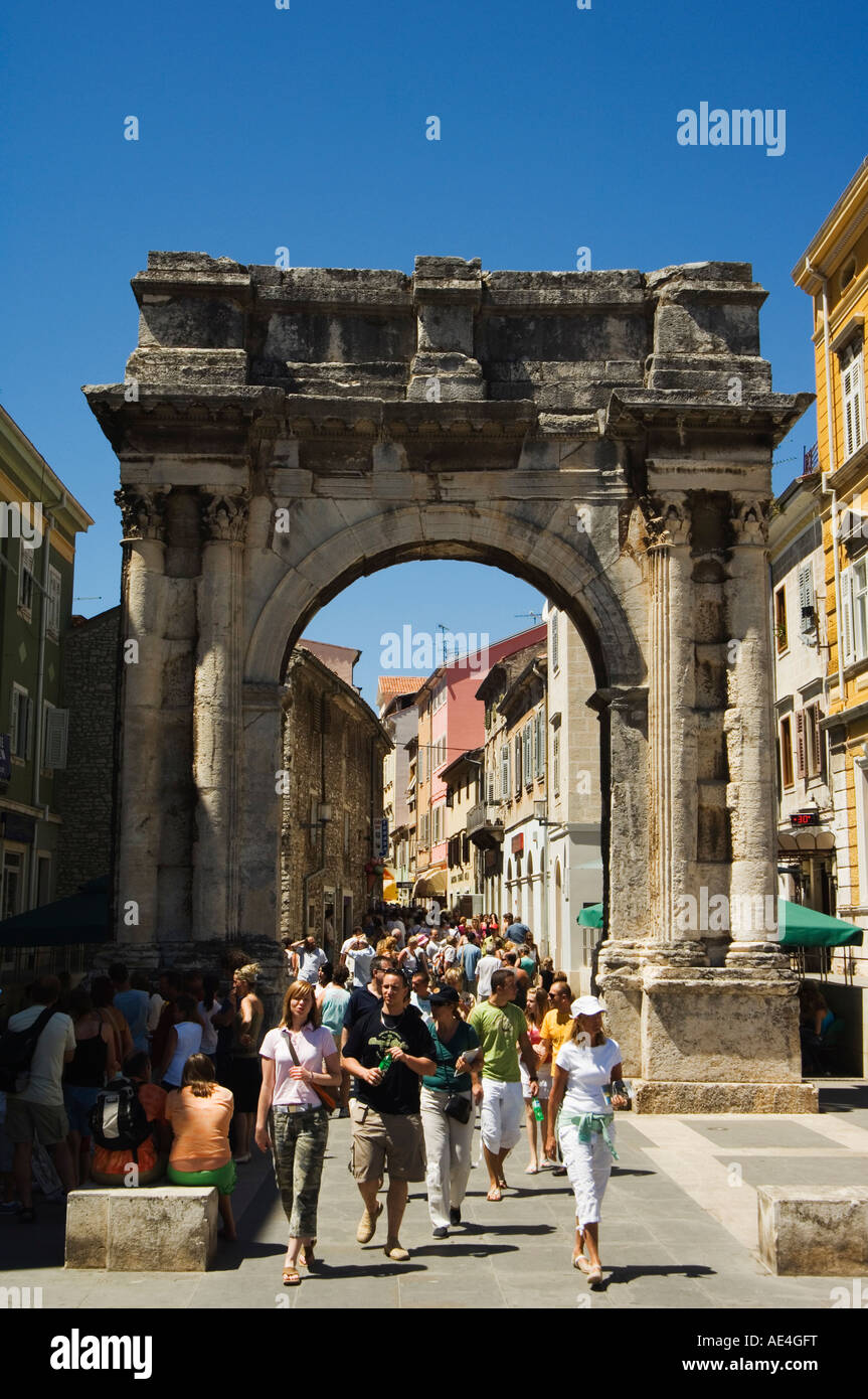 Touristen, die zu Fuß durch Stein Bogen in Old Town, Pula, Istrien-Küste, Kroatien, Europa Stockfoto