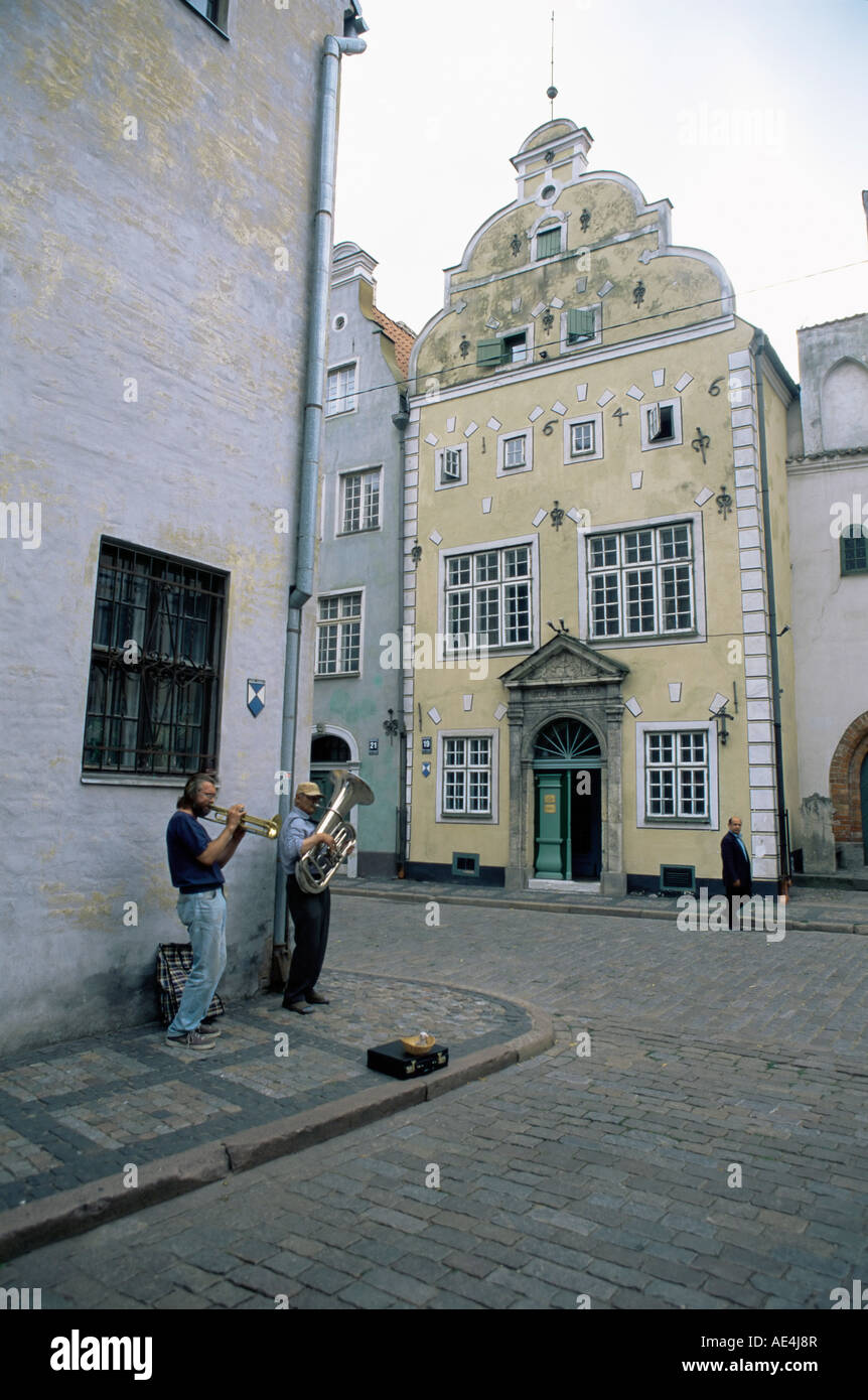 Straßenmusiker spielen von den drei Brüdern, Riga ältesten Häuser, Riga, Lettland, Baltikum, Europa Stockfoto