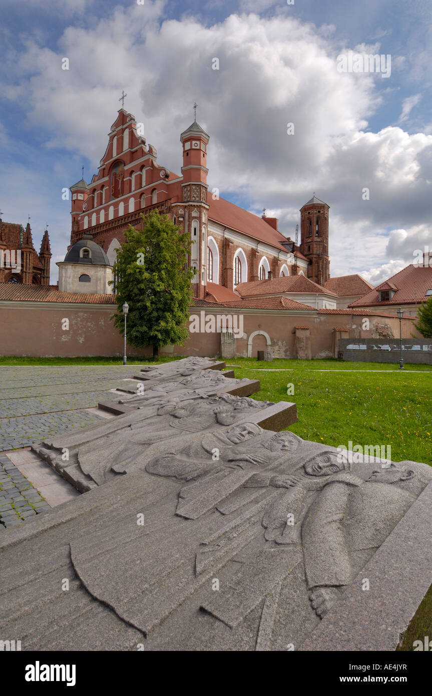 Skulptur vor dem Bernhardiner-Kirche und Kloster, Vilnius, UNESCO-Weltkulturerbe, Litauen, Baltikum, Europa Stockfoto
