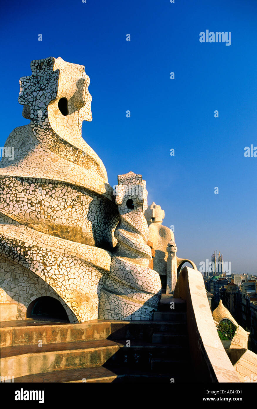 ESP-Spanien-Barcelona Casa Mila von Antoni Gaudi Passeig de Gracia Schornstein Hintergrund Sagrada Familia Stockfoto