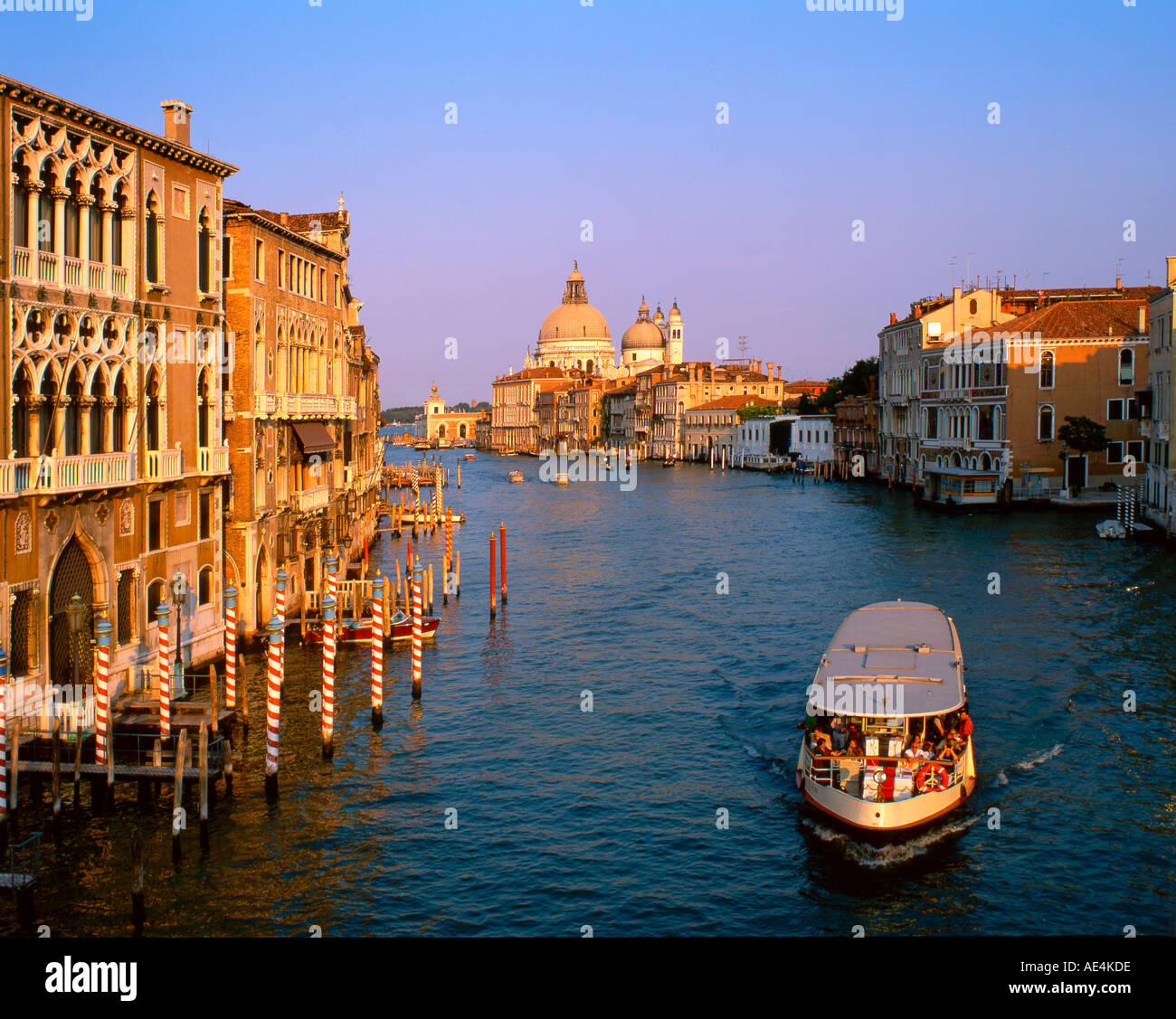 Italien Venedig Canale Grande Hintergrund Santa Maria della Salute Kirche Sonnenuntergang Stockfoto
