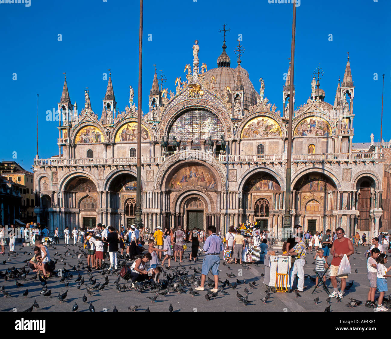 Italien Venedig Markusplatz Platz San Marco Touristen mit Tauben Stockfoto