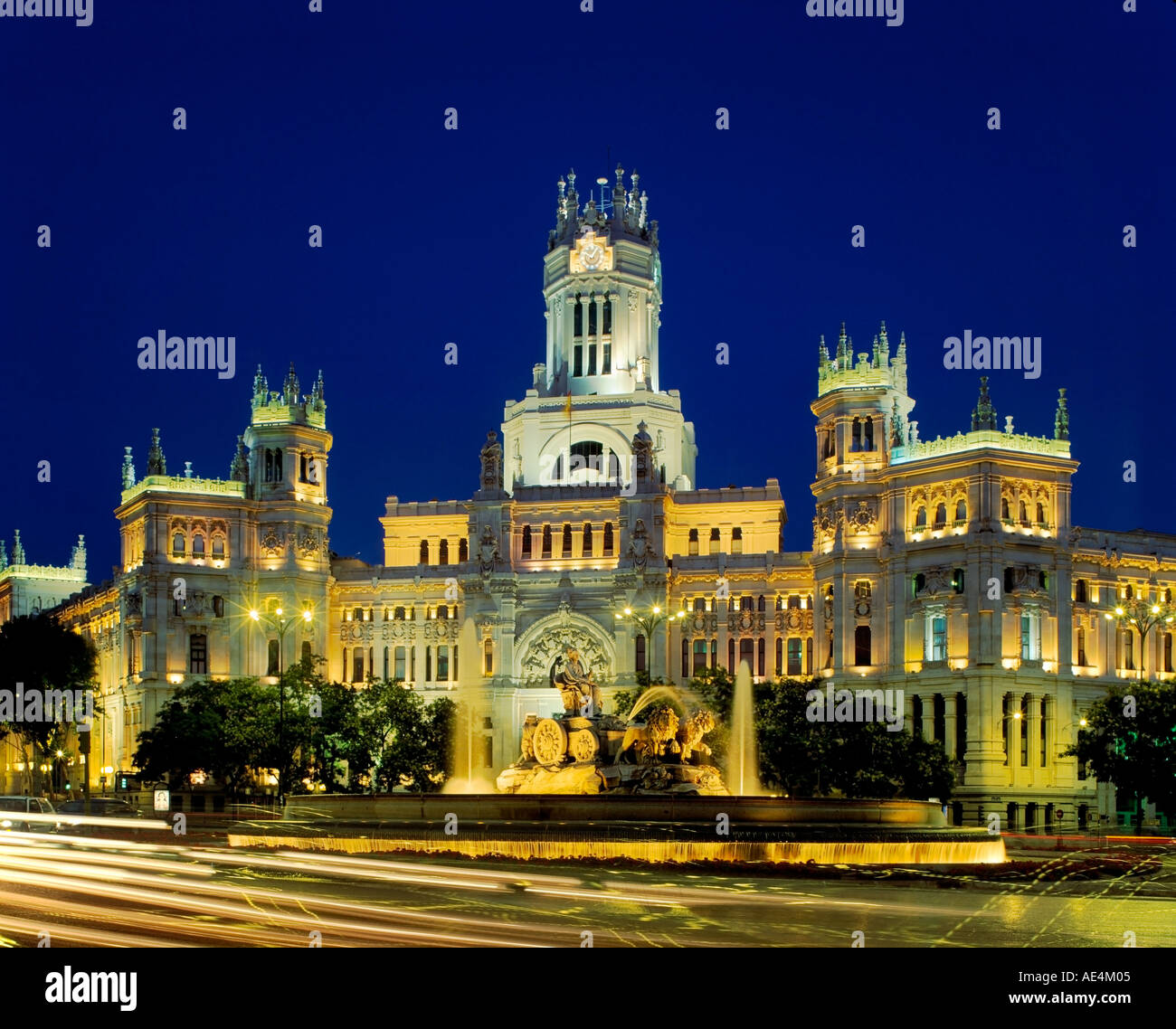 Madrid Cibeles Brunnen Hintergrund historischen Postamt Dämmerung Stockfoto