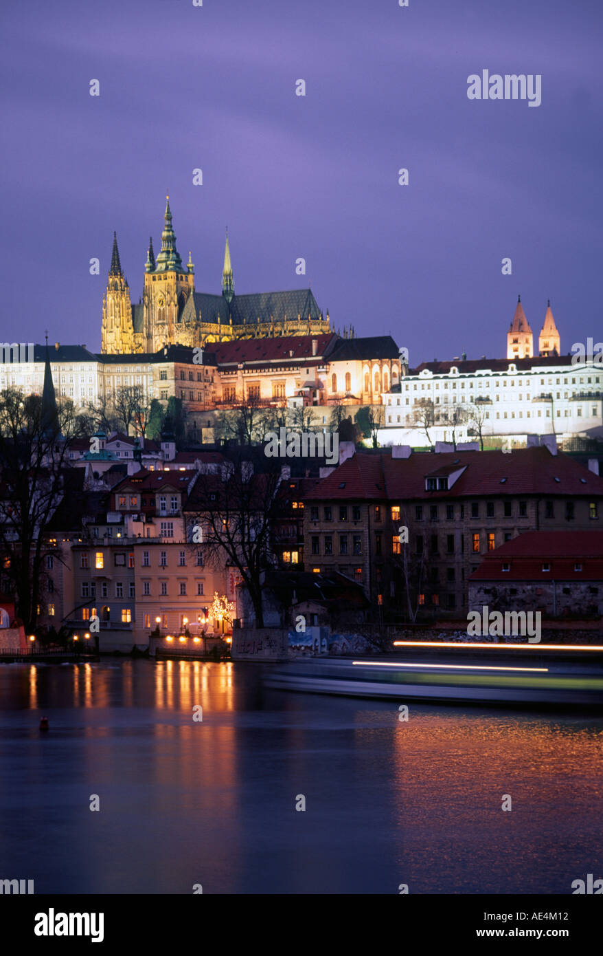 Tschechische Republik Prag Burg Moldau in der Dämmerung Stockfoto