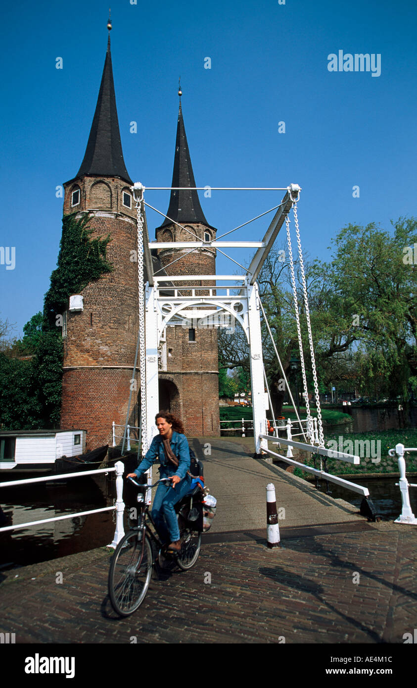 Holland Delft heben Brücke vor alten Stadttor in der Nähe von Oostpoort Fahrrad Stockfoto