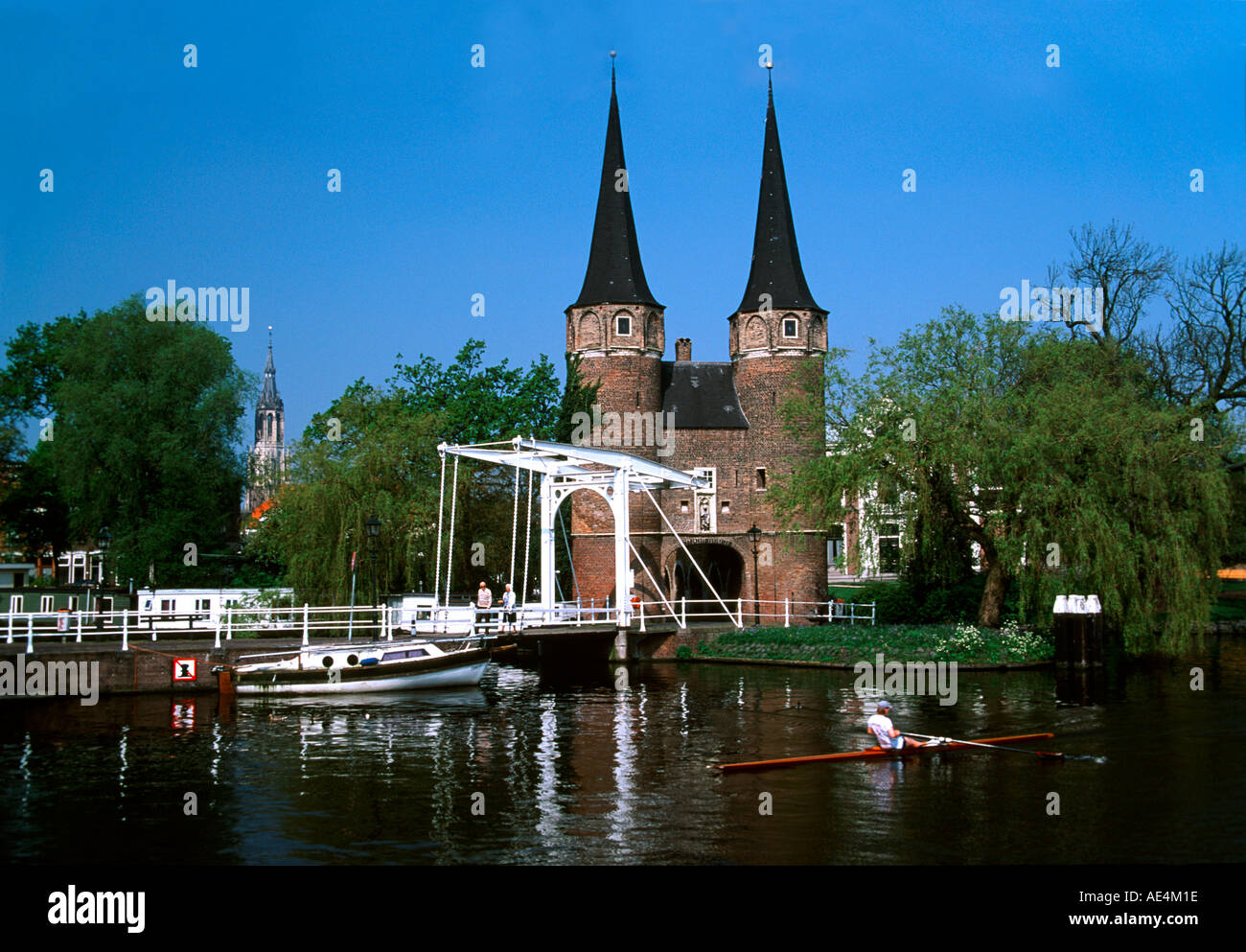 Holland Delft heben Brücke vor alten Stadttor in der Nähe von Oostpoort Stockfoto