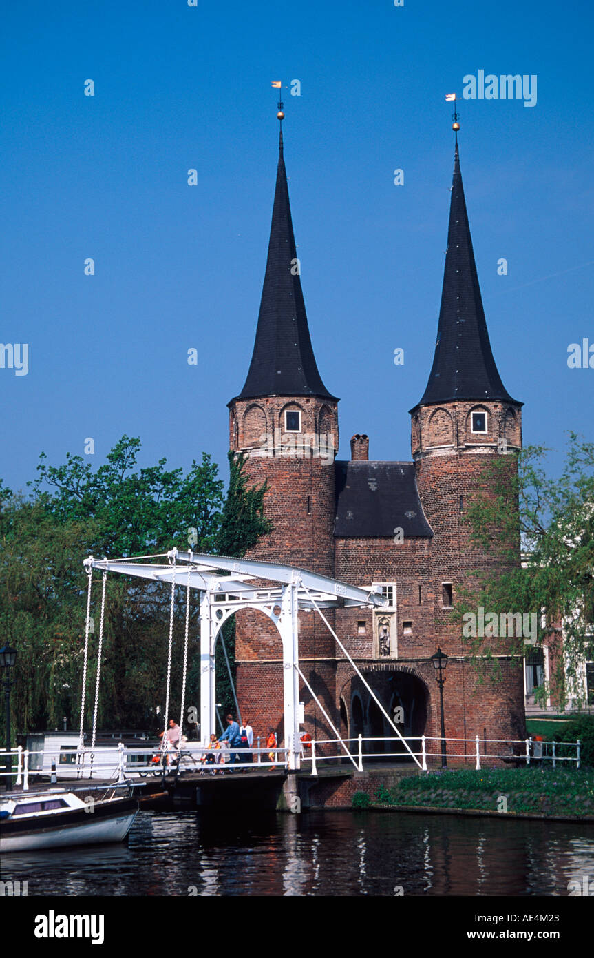 Holland Delft heben Brücke vor alten Stadttor in der Nähe von Oostpoort Stockfoto