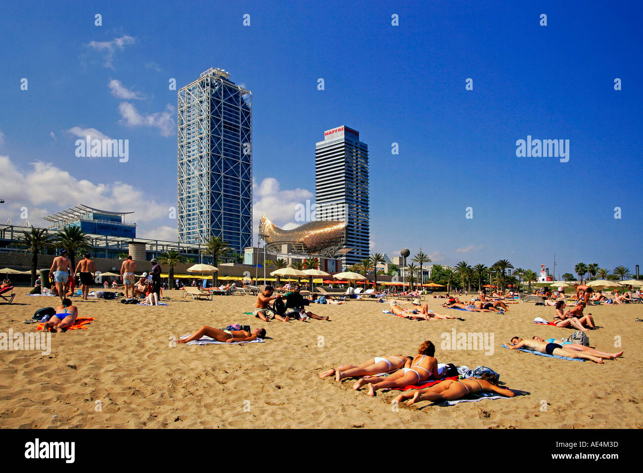 Spanien Barcelona Strand Platja De La Barceloneta Menschen Hotel Arts ehemaliges Olympischen Dorf Stockfoto