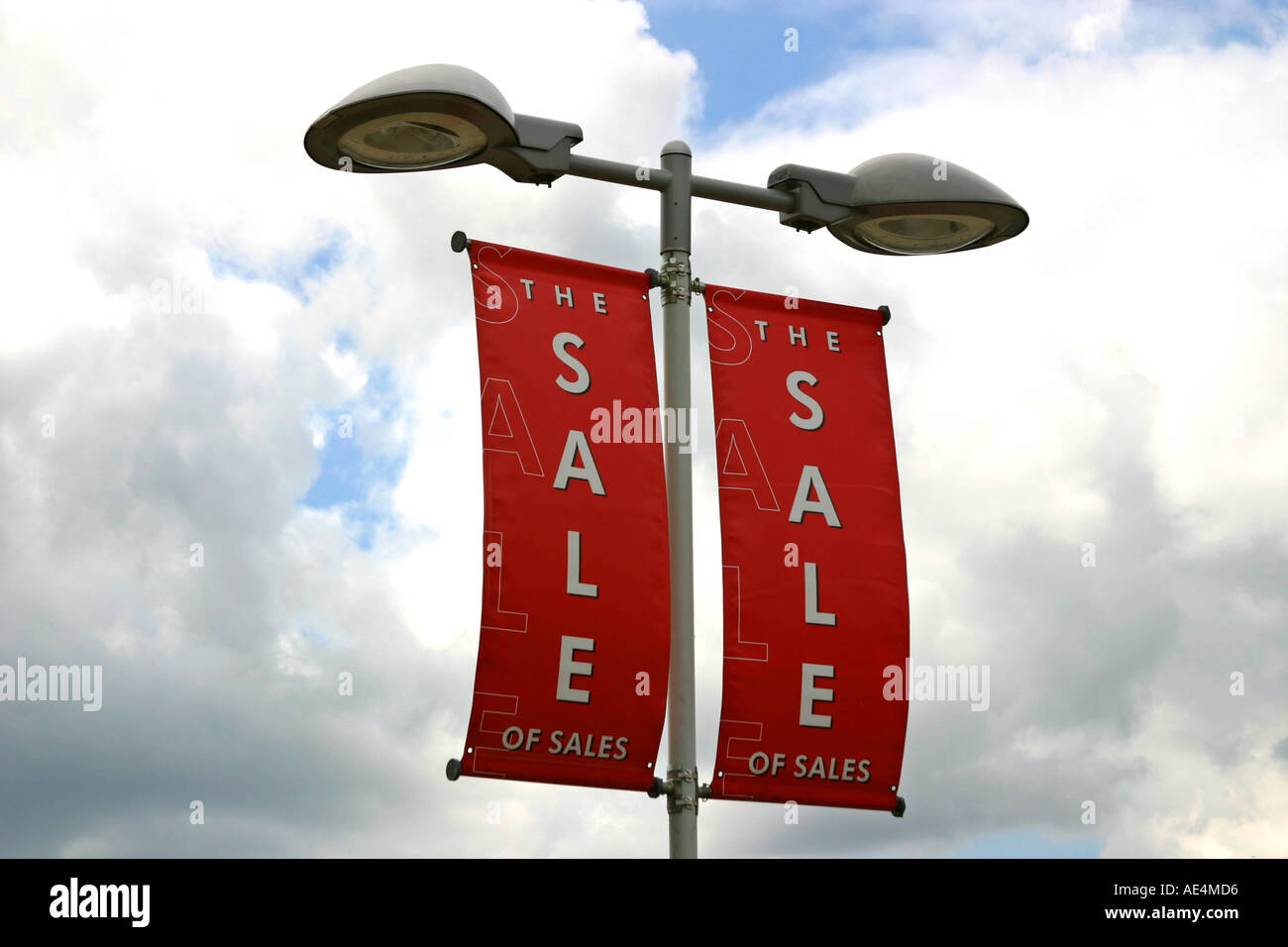 Flaggen auf Lampe Standard Werbung einen Verkauf von waren in einem Shopping center Stockfoto