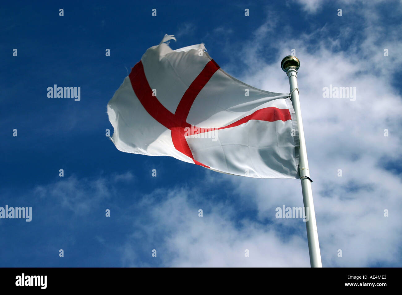 Flagge des Heiligen Georg von England mit Ragged Edge im wind Stockfoto