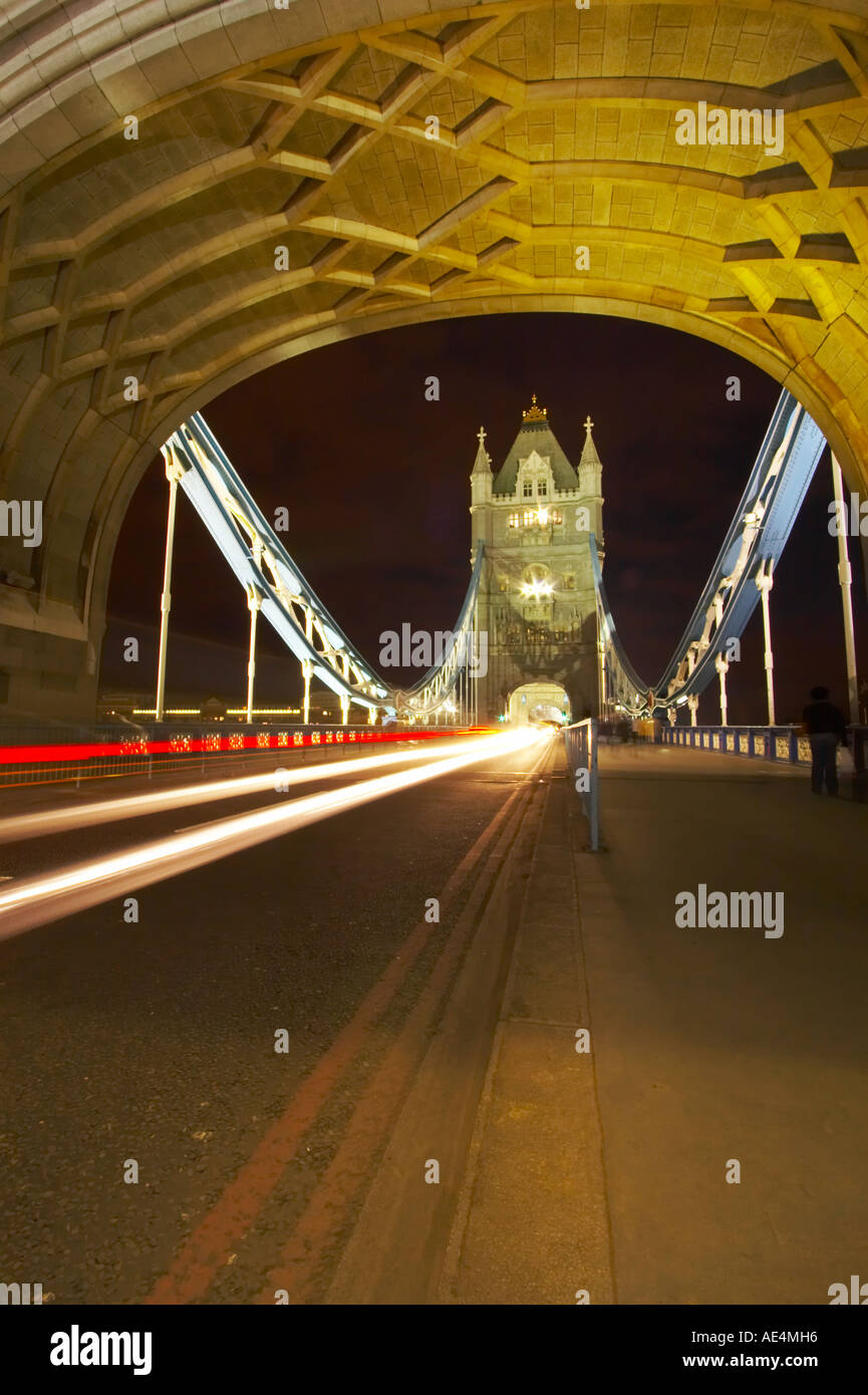 Verkehr-Trails durch Tower Bridge, London, in der Nacht Stockfoto