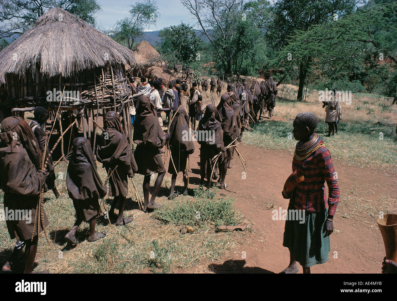 Jungen Pokot Männer String Masken gehen Sie nach Abschluss der SAPANA Initiationszeremonie Nordkenia Stockfoto