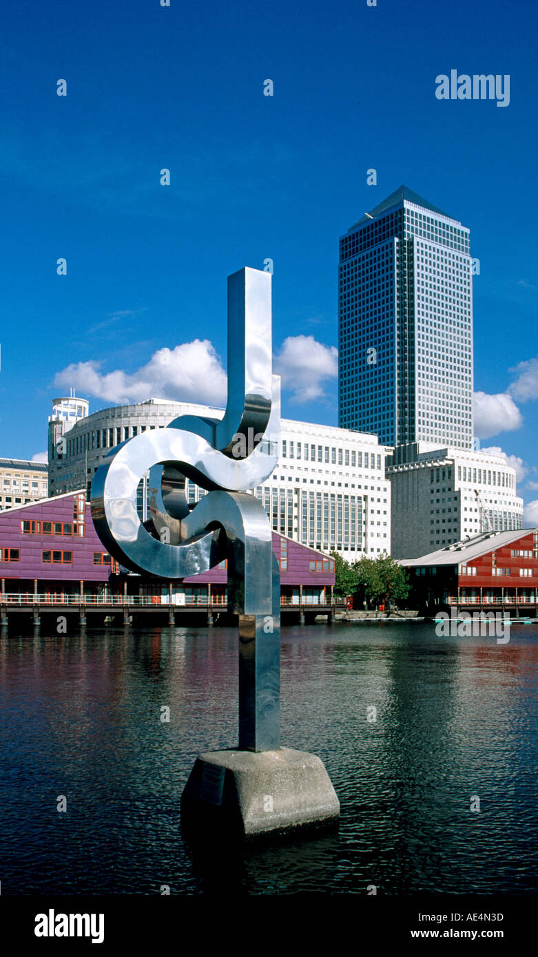 1 one Canada Square mit Skulptur in Wasser in 1990er Jahren Canary Wharf Docklands London E14 England Stockfoto