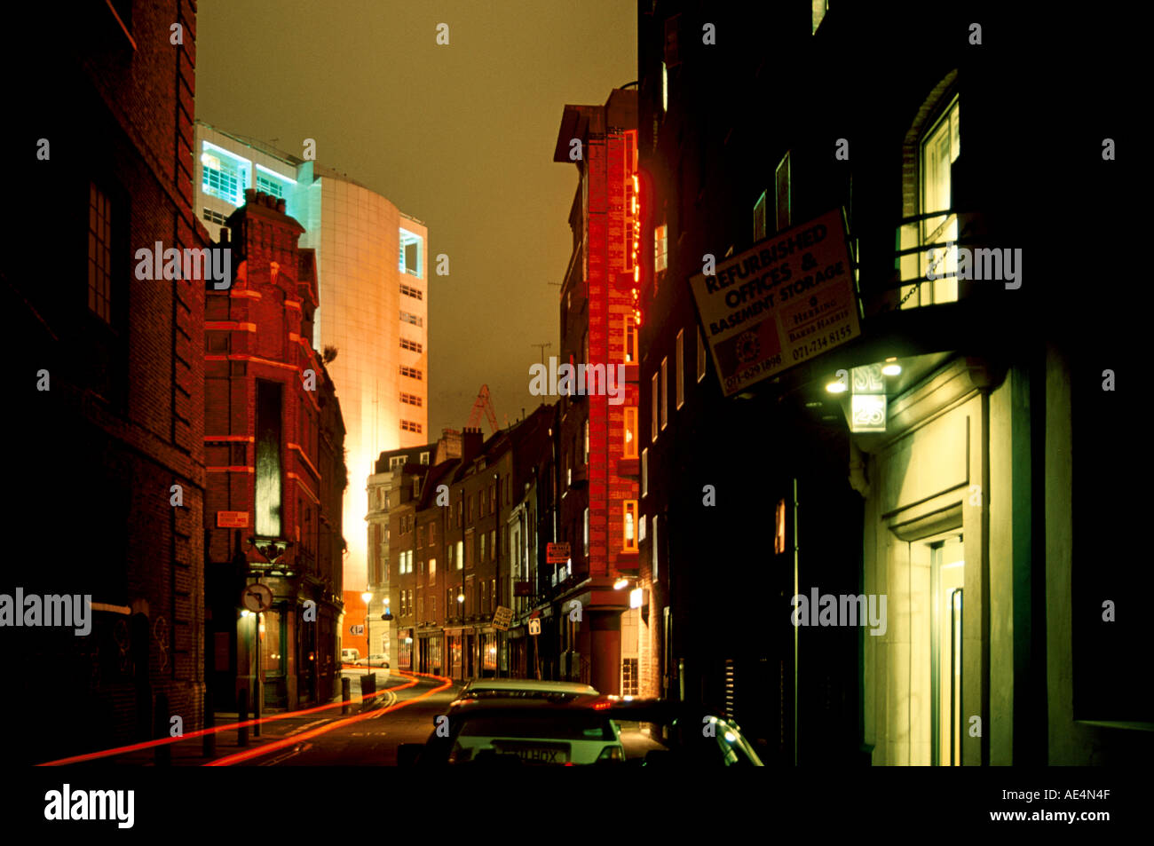 Zeit Gotham City Stil Nachtansicht von Soho oder West End in der Nacht mit Orion House London WC2 England Stockfoto