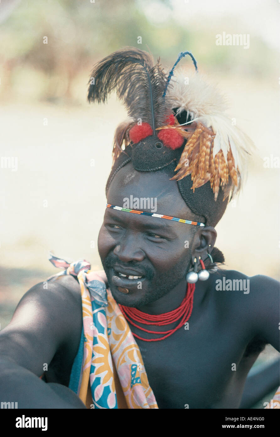 Porträt einer Pokot verheirateter Mann mit einer Kopfbedeckung in der Nähe von Kuchelebi nördlichen Kenia in Ostafrika Stockfoto