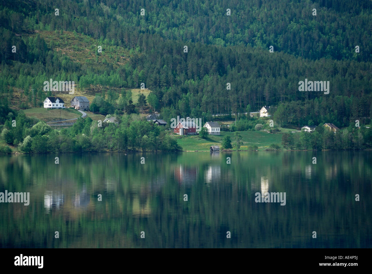 Häuser in der Nähe von Olden, Nordfjord, Norwegen, Skandinavien, Europa Stockfoto