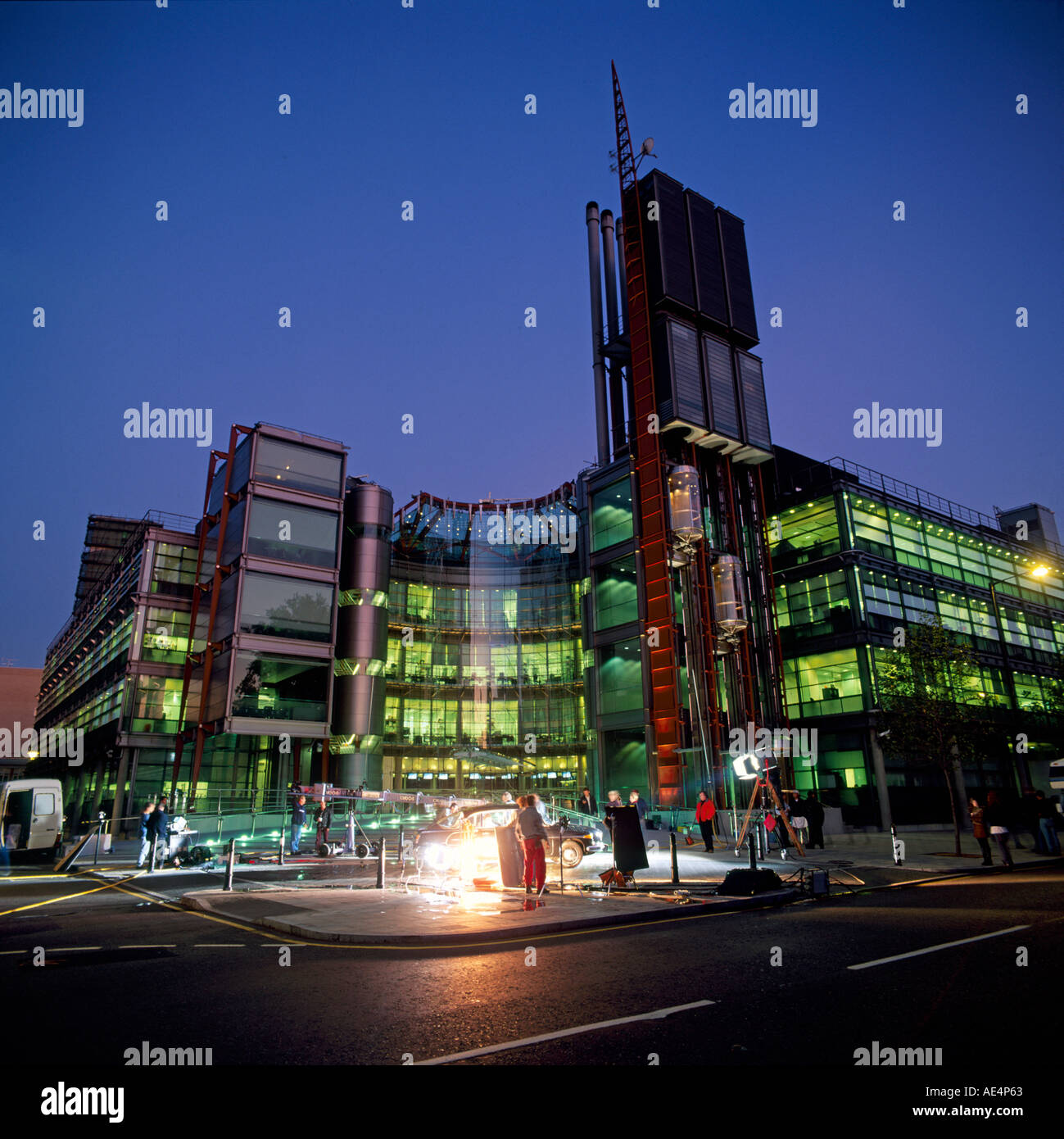 Werbung video Fotoshooting vor Kanal 4 vier zentrale Richard Rogers Partnership Architects Westminster London SW1 England Stockfoto