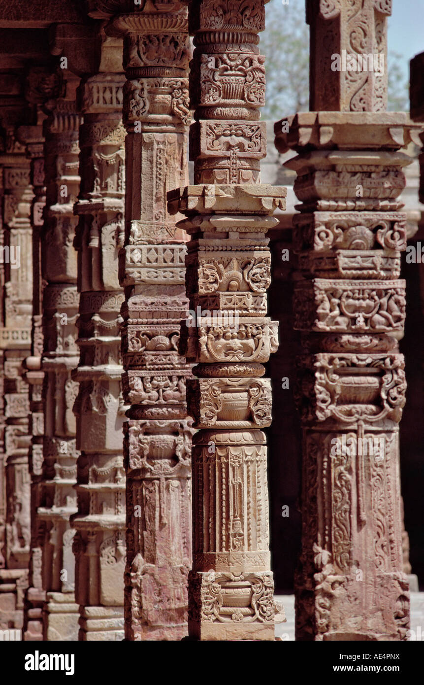 Geschnitzten Säulen, Quwwat-Ul Islam Moschee, Delhi, Indien, Asien Stockfoto