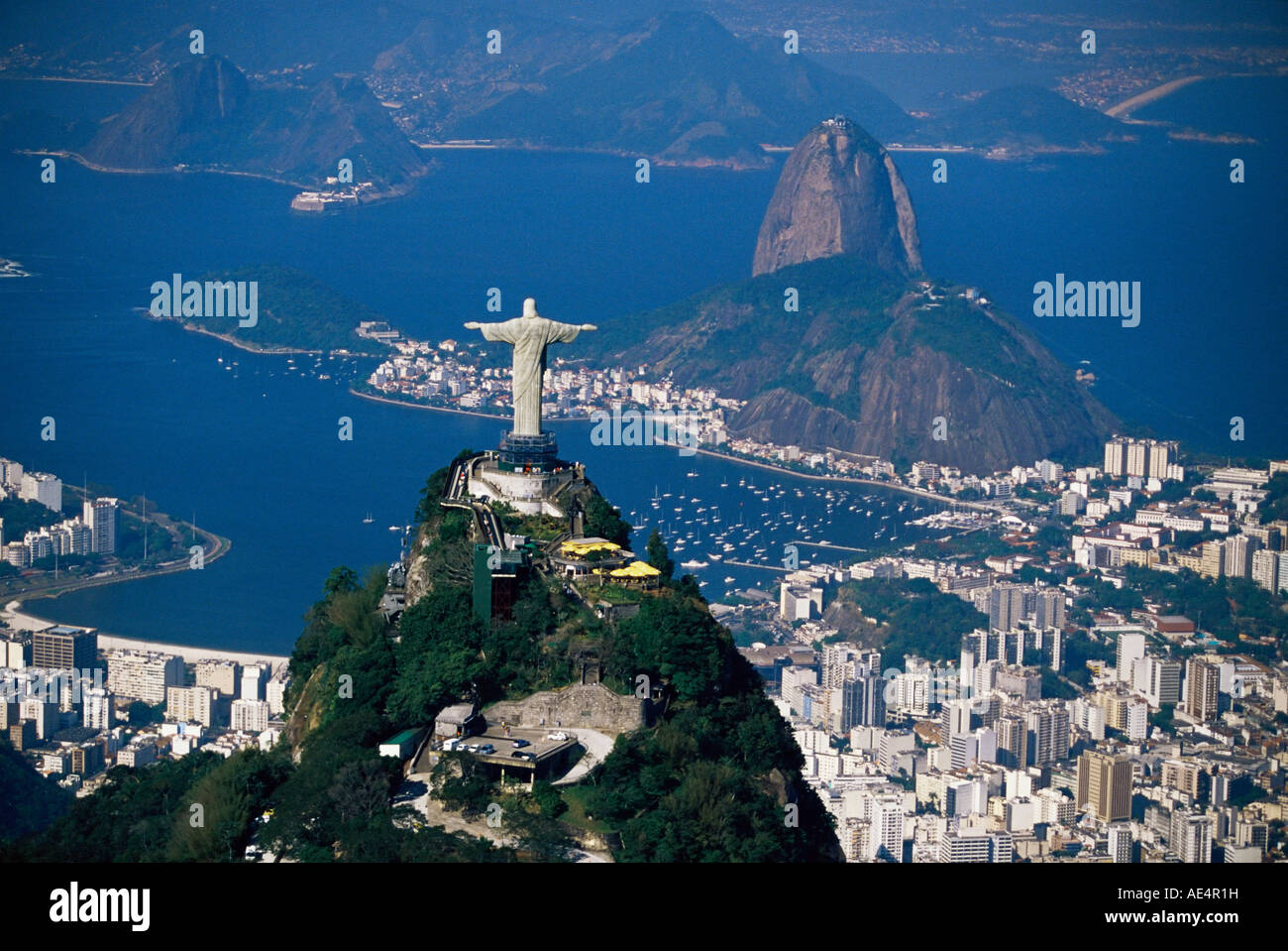 Luftaufnahme der Stadt mit den Cristo Redentor (Christus der Erlöser) Statue, Rio De Janeiro, Brasilien, Südamerika Stockfoto