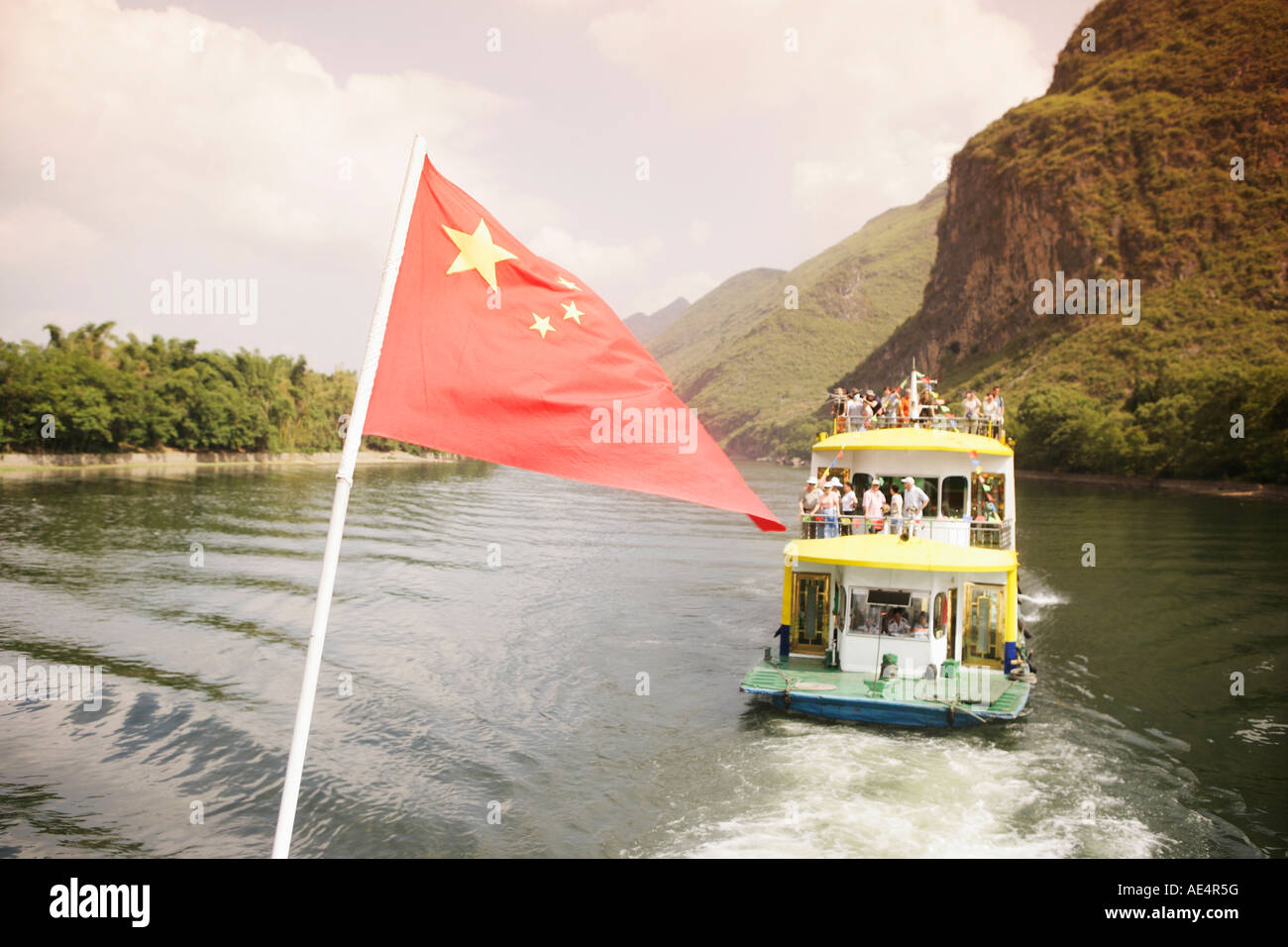 Kreuzfahrtschiff mit chinesische Flagge auf Li-Fluss zwischen Guilin und Yangshuo, Guilin, Provinz Guangxi, China, Asien Stockfoto