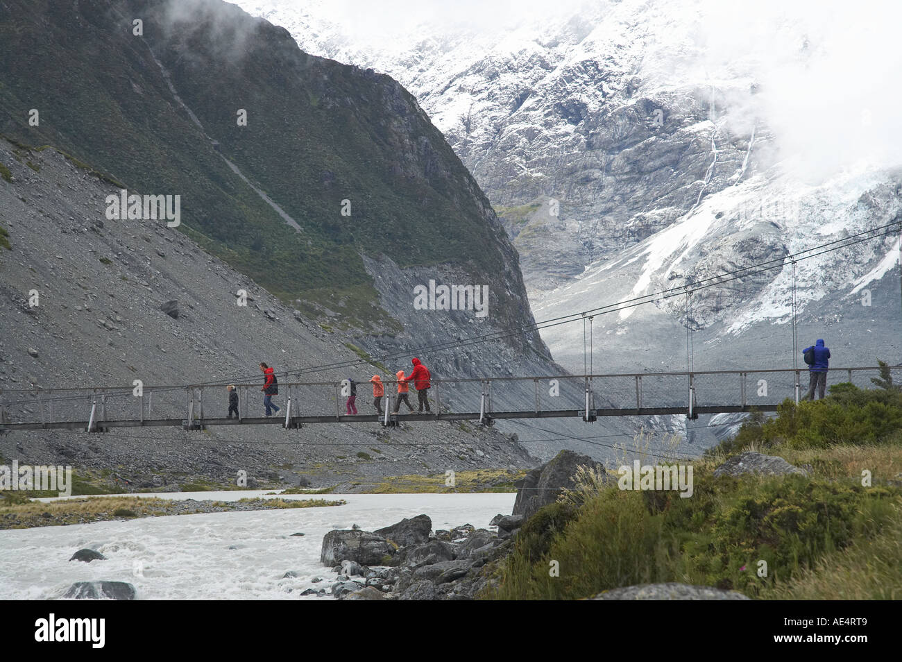 Fußgängerbrücke Hooker Fluss und Mt Sefton Aoraki Mt Cook National Park Südinsel Neuseeland Stockfoto