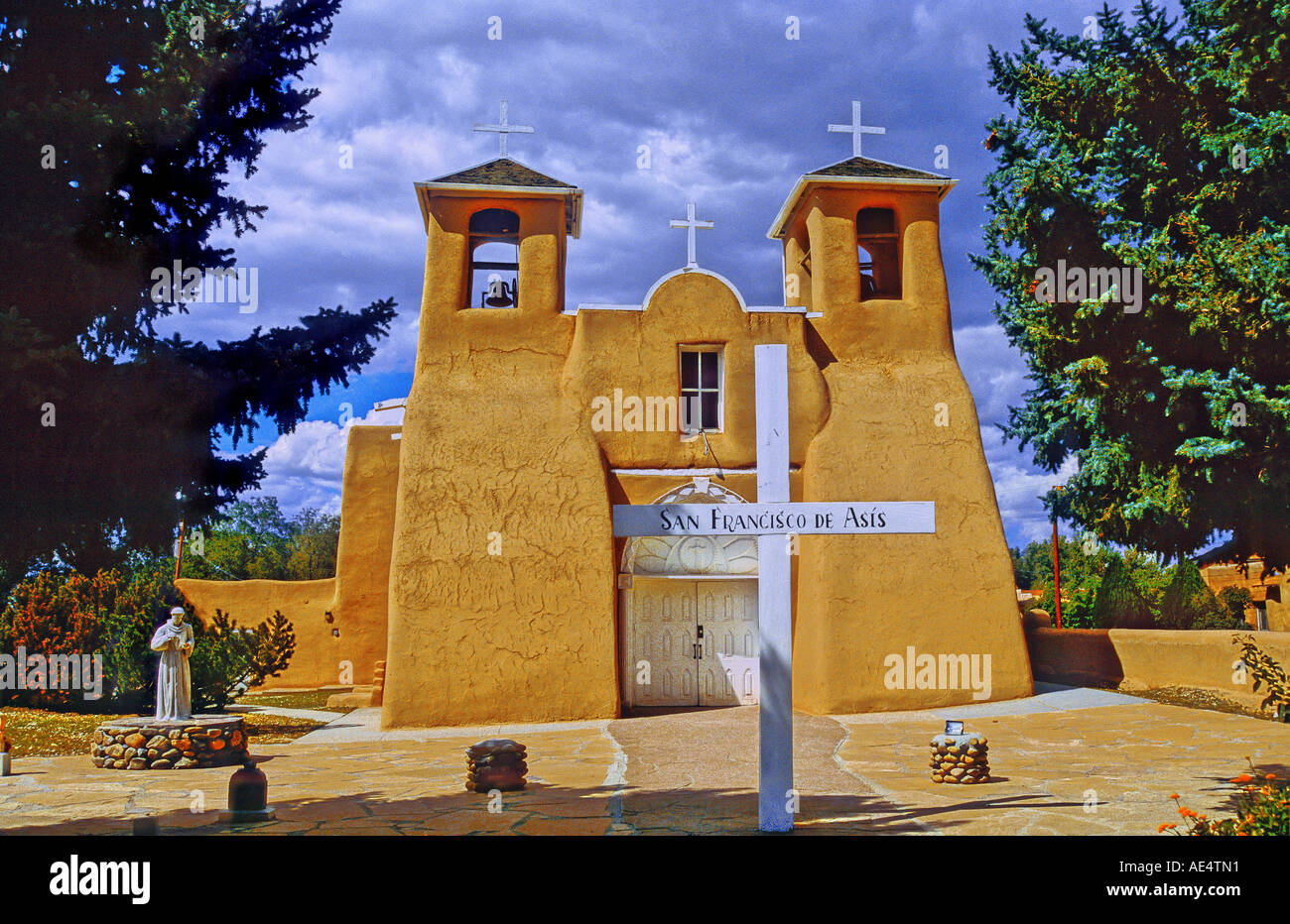 Die Adobe Kirche St. Francisco de Asisi in Taos in New Mexico, USA. Stockfoto