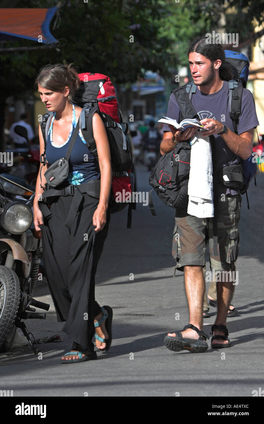 Backpacker finden ihren Weg mit Reiseführer Old Quarter Hanoi Vietnam Stockfoto