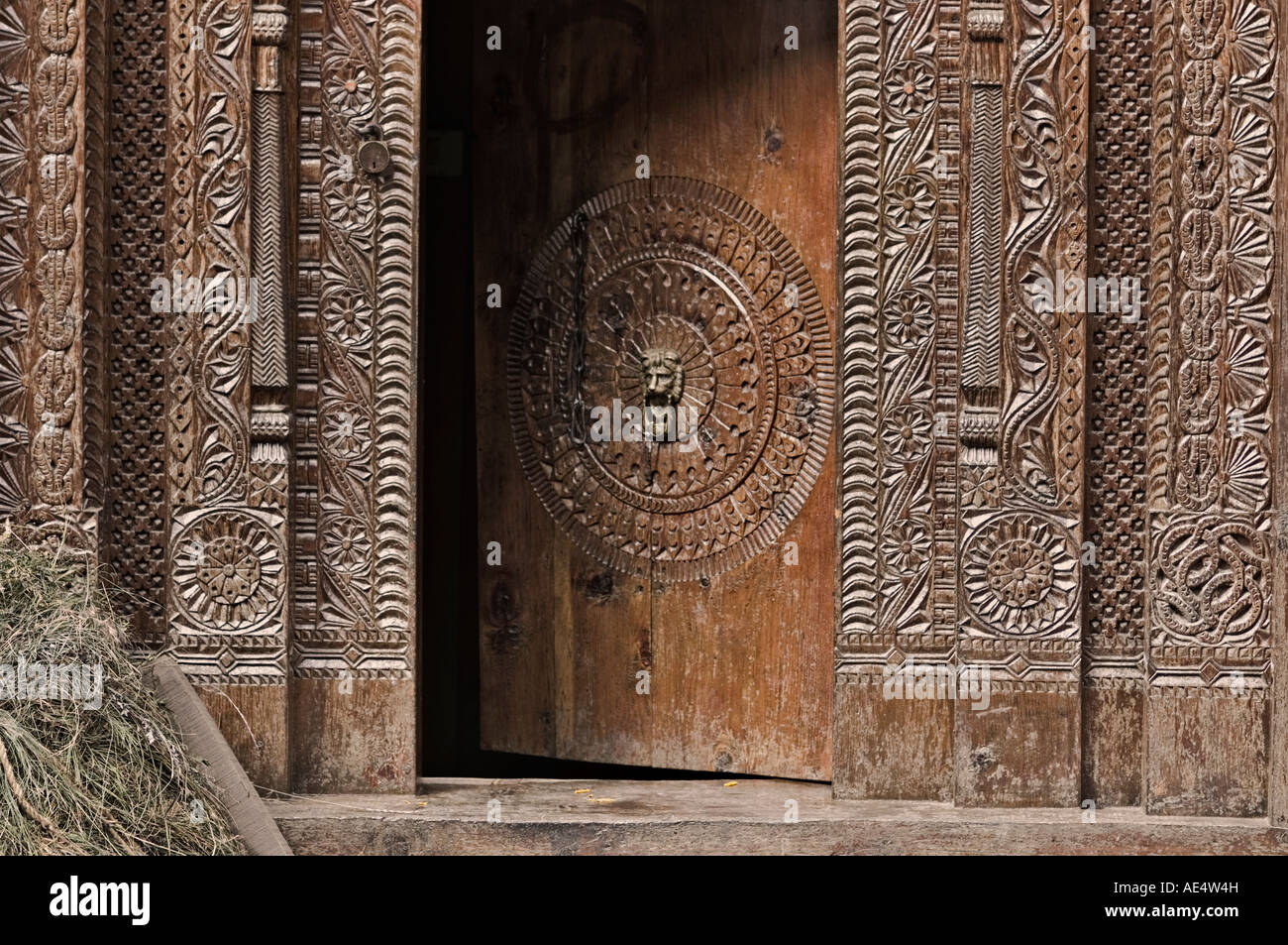 Geben Sie hölzerne Tür, Manali, Himachal Pradesh, Indien, Asien Stockfoto
