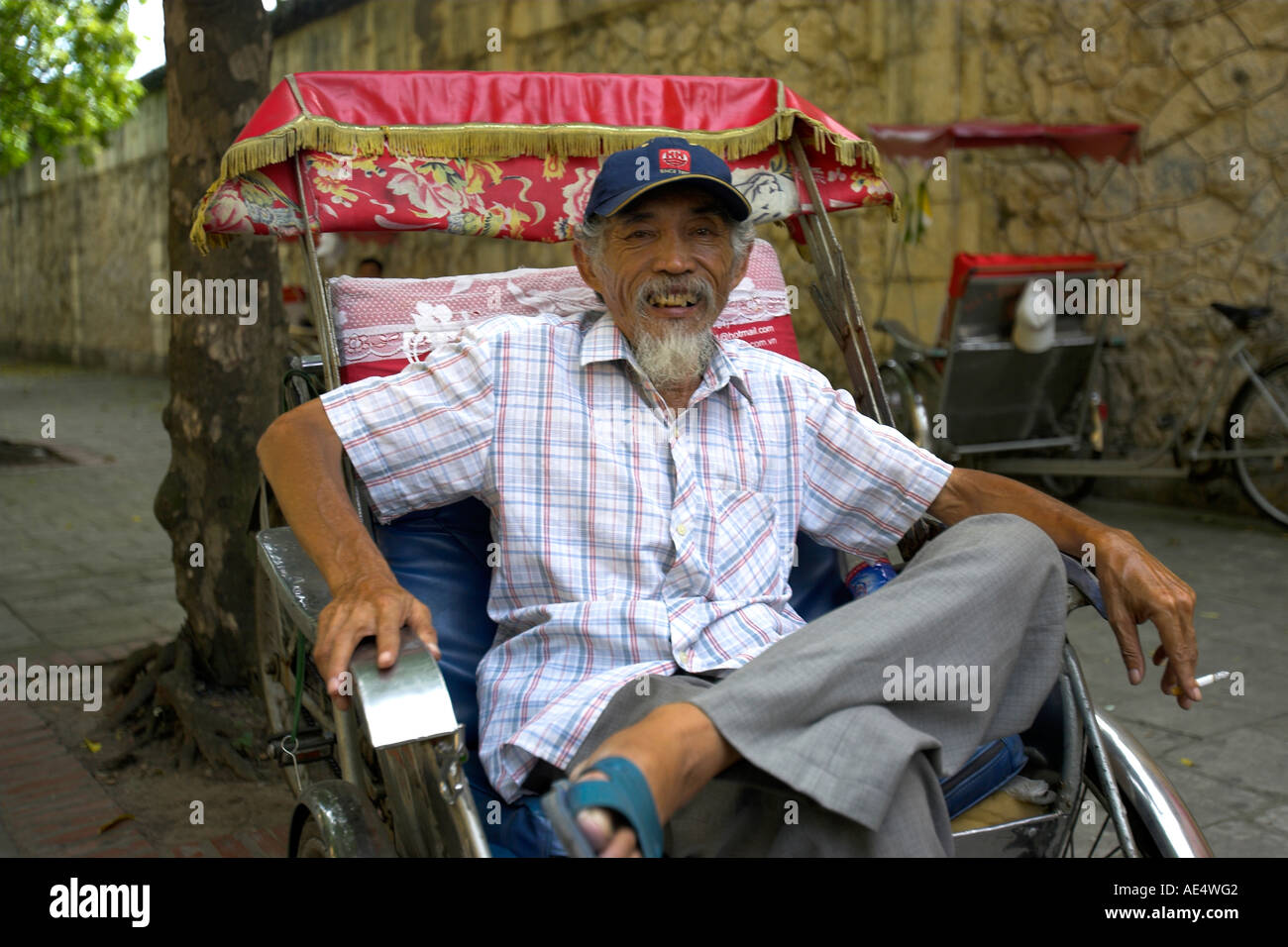 Cyclo-Rikscha-Fahrer mit Ho Chi Minh Bart wartet auf Fahrt in der Nähe von ehemaligen Gefängnis Hoa Lo Hanoi Hilton Vietnam Stockfoto